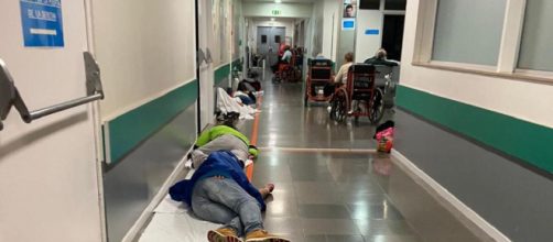 El &aacute;rea de urgencias del Hospital Infanta Leonor de Madrid tiene muchos pacientes tumbados en espera a ser atendidos por s&iacute;ntomas de COVID-2019.