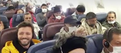 Funcion&aacute;rios da Record e da Casablanca comemoram chegada a SP: demiss&atilde;o menos de 48 horas depois. (Reprodu&ccedil;&atilde;o/Record TV)