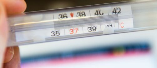 La fiebre est&aacute; presente en todos los casos de contagio por COVID-2019. - redaccionmedica.com