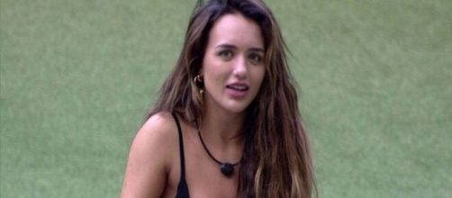"BBB20": Rafa Kalimann deixa toalha escapar. (Reprodu&ccedil;&atilde;o/TV Globo)
