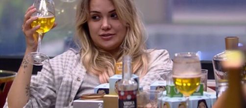 Marcela d&aacute; risada em conversa com sisters. (Reprodu&ccedil;&atilde;o/TV Globo)