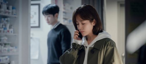 O casal principal vive um romance proibido em 'One Night Spring'. (Foto: Divulga&ccedil;&atilde;o/Netflix)