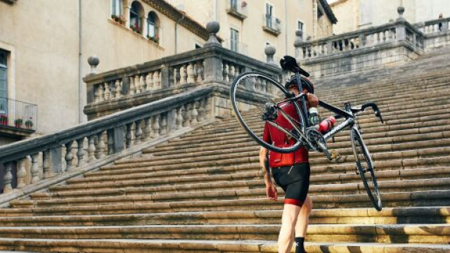 Coronavirus, un uomo insultato in strada solo perch&eacute; era in bici: si stava recando a lavoro per una emergenza.