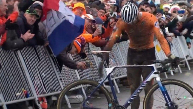 Mathieu Van der Poel, l'arrivo trionfale ai Mondiali di ciclocross