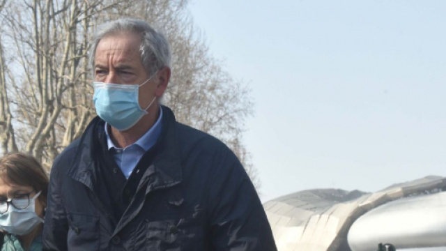 Travaglio ironizza su Bertolaso malato e fa infuriare Porro