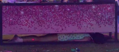 Flay se esconde embaixo de mesa durante festa. (Reprodu&ccedil;&atilde;o/TV Globo)