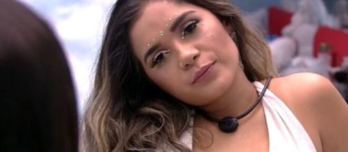 Gizelly conversa com sisters durante festa do l&iacute;der. (Reprodu&ccedil;&atilde;o/TV Globo)