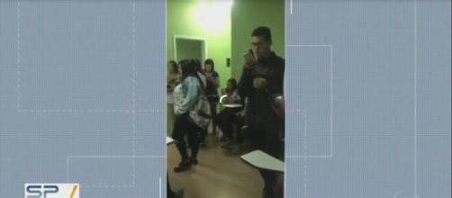 Imagens feitas pelos contratados mostraram aglomera&ccedil;&atilde;o em uma sala. (Reprodu&ccedil;&atilde;o TV Globo).