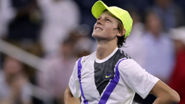 Jannik Sinner: 'Mi piacerebbe giocare contro Federer a Wimbledon'.