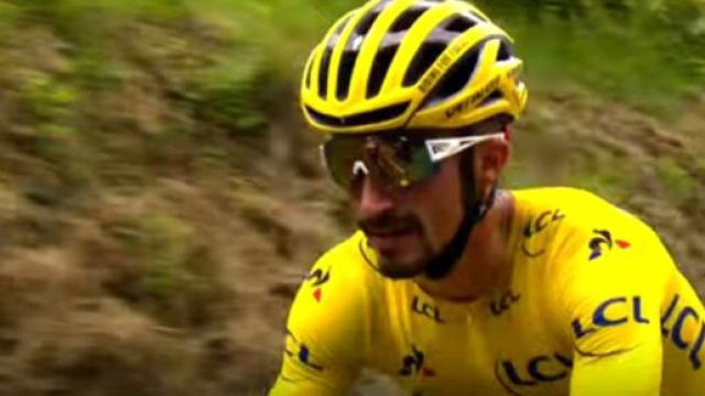 Julian Alaphilippe in maglia gialla al Tour de France.