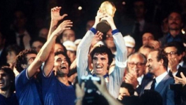 Madrid, 11 luglio 1982: Dino Zoff alza al cielo la Coppa del Mondo.