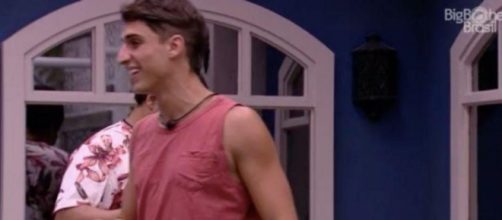 No quarto vila, Prior brinca com Babu, ao fundo. (Reprodu&ccedil;&atilde;o/TV Globo)