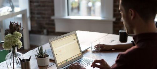 O home office inclui os aux&iacute;lios de alimenta&ccedil;&atilde;o, mas pode dispensar o transporte. (Arquivo Blasting News)