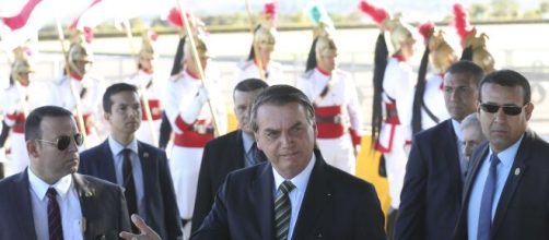 Rep&oacute;rter &eacute; hostilizada por Bolsonaro: 'Por qu&ecirc;? Vai dormir comigo?', responde o presidente. (Arquivo Blasting News)