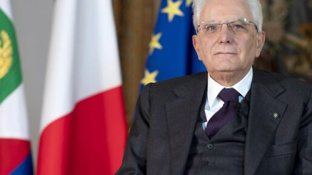 Il Quirinale pubblica per sbaglio il discorso di Mattarella con i fuorionda.