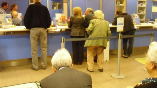 Napoli, troppa coda alle poste per ritirare le pensioni: intervengono vigili e carabinieri.