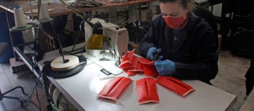 Coronavirus | Particulares y empresas se reinventan para fabricar material sanitario - rtve.es