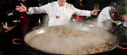 Jos&eacute; Andr&eacute;s reparte comida a los m&aacute;s vulnerables en Estados Unidos, ante la pandemia del Coronavirus