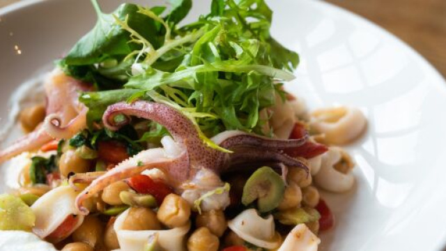 Calamari all'aglio, un semplice tributo alla cucina mediterranea.