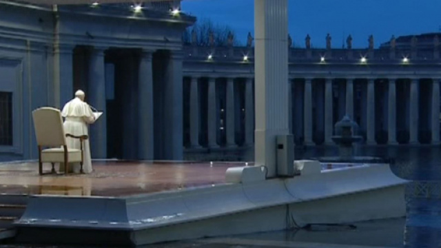 Papa Francesco in preghiera davanti a Piazza San Pietro deserta