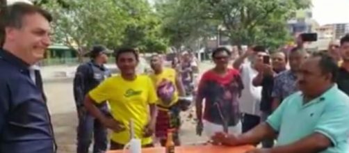 Jair Bolsonaro descumpre medida de quarentena e visita alguns com&eacute;rcios. (Reprodu&ccedil;&atilde;o/Twitter)