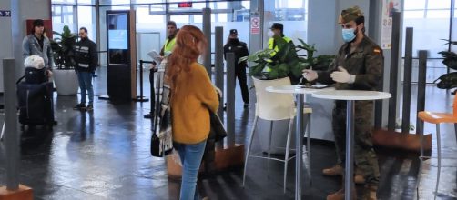 Las funciones de las FAS se incrementan en la Operaci&oacute;n Balmis. Un legionario atiende al p&uacute;blico en un aeropuerto