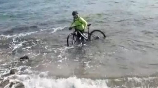 Otranto, ciclista tenta di aggirare controlli anti Covid-19 e si getta in mare con la bicicletta.