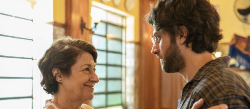 Danilo e a m&atilde;e falsa contratada por Thelma em 'Amor de M&atilde;e'. (Reprodu&ccedil;&atilde;o/TV Globo)