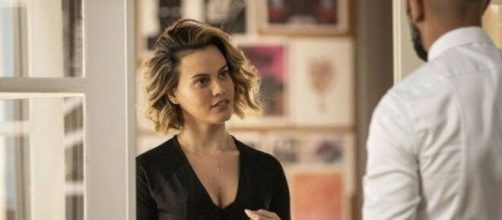 Estela surpreende &Aacute;lvaro ao chegar no escrit&oacute;rio do bandido em 'Amor de M&atilde;e'. (Reprodu&ccedil;&atilde;o/TV Globo)