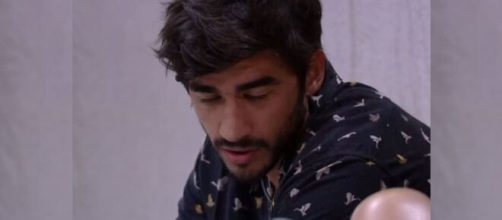 Guilherme do "BBB20" n&atilde;o gostou nada que sua namorada tenha assistido a sess&atilde;o de hipnose. (Reprodu&ccedil;&atilde;o/ TV Globo).