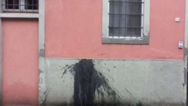 Castiglione d'Adda: la notizia delle macchie di vernice nera sulle case dei contagiati &egrave; una bufala.