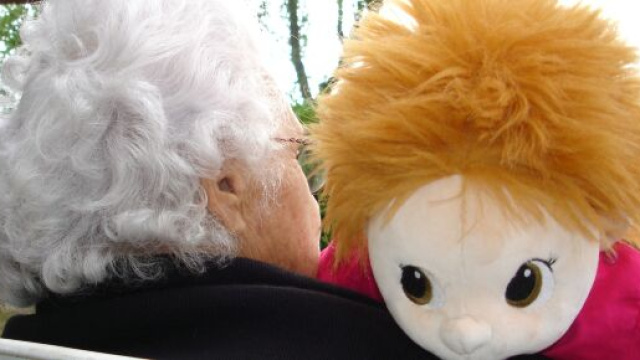 Coronavirus, &egrave; morto Ivo Cilesi: aveva 61 anni, era specialista nella terapia della bambola con il quale aiutava le persone affette da Alzheimer.