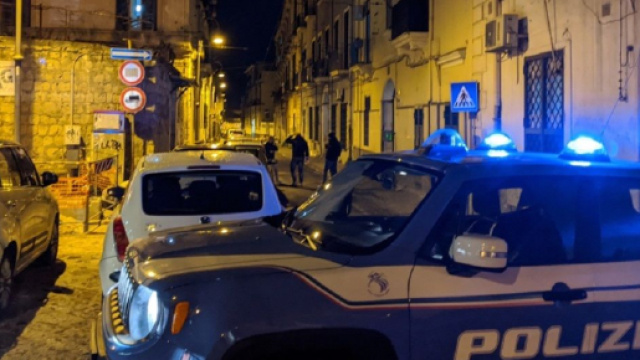 Ex consigliere comunale gambizzato sotto casa nel napoletano