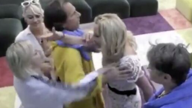 GFVip, Valeria Marini cerca di fare pace con Antonella: 'Il rosario &egrave; importante per me'.