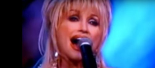 Dolly Parton sings on her stairway and sends words of love and light during the coronavirus siege. [Image Source: CharmedHeartSong/YouTube]