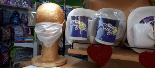Las mascarillas contra el coronavirus se pueden comprar en sitios ins&oacute;litos. (Foto de Nora Mazzini)