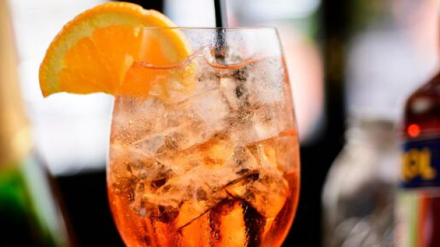 Coronavirus, vende Spritz nel retrobottega del bar chiuso per decreto anti Covid-19: titolare multata insieme agli avventori