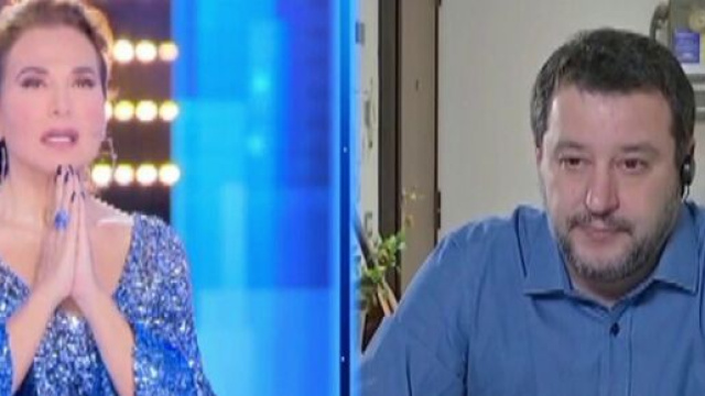 D'Urso e Salvini, preghiera in tv: l'Eterno riposo per le 10 mila vittime italiane del coronavirus.