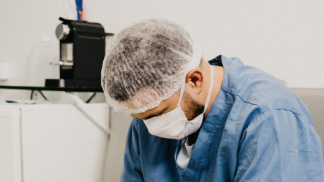 Les soins des personnes infect&eacute;es &agrave; l'h&ocirc;pital et le suivi de la gu&eacute;rison. Credit : Pexels/ Jonathan Borba