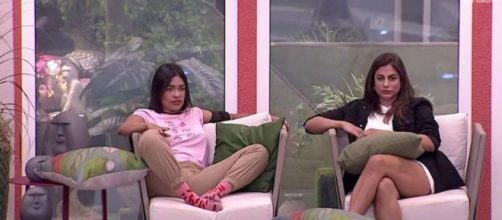 Mari conversa com Flayslane depois de jogo da disc&oacute;rdia. (Reprodu&ccedil;&atilde;o/TV Globo)