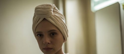 Shira Haas a atriz israelense em cena da miniss&eacute;rie da Netflix 'Nada Ortodoxa' (Foto: Arquivo Blastingnews)