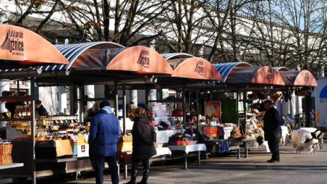 In Francia decisa la riapertura di alcuni mercati alimentari dopo il fermo a causa dell'emergenza Covid-19