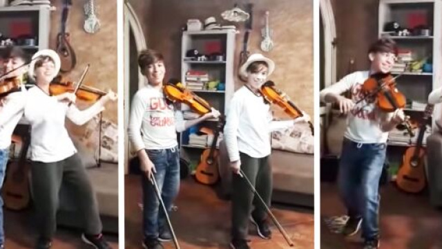 Mirko e Valerio, i due giovani ragazzi siciliani che hanno suonato la cover 'Viva la Vida' dei Coldplay con i violini