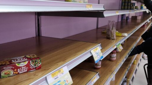 Supermercati vuoti e note audio su WhatsApp: emergenza coronavirus