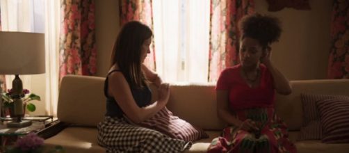 Ap&oacute;s beb&ecirc; nascer, Thelma n&atilde;o deixa Camila em paz. (Reprodu&ccedil;&atilde;o/TV Globo)