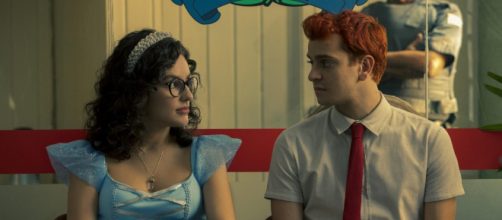 K&eacute;fera e Victor Lamoglia em cena de 'Ningu&eacute;m T&aacute; Olhando' a s&eacute;rie foi cancelada pela Netflix. (Reprodu&ccedil;&atilde;o/ Netflix)