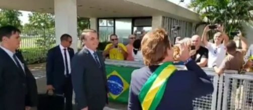 Presidente Jair Bolsonaro com o humorista M&aacute;rvio L&uacute;cio. (Reprodu&ccedil;&atilde;o/@jairmessiasbolsonaro).