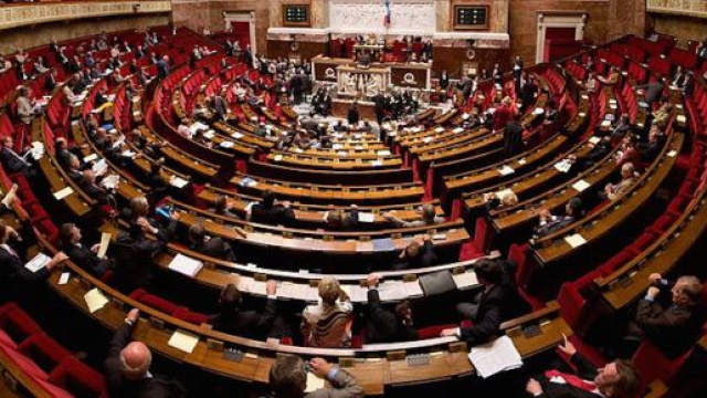 R&eacute;forme des retraites : La d&eacute;cision du 49.3 ne fait pas l'unanimit&eacute;. Credit : Wikimedia Commons.Richard Ying et Tangui Morlier