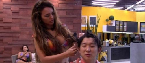 'BBB20': Rafa cortou o cabelo de Pyong no 'BBB20'. (Reprodu&ccedil;&atilde;o/TV Globo)