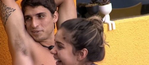 Depois do pared&atilde;o, Felipe Prior e Gizelly Bicalho fazem as pazes durante conversa na xepa do 'BBB20'. (Reprodu&ccedil;&atilde;o/TV Globo)